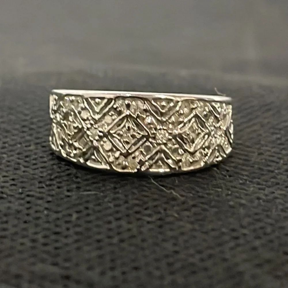 Beautiful ring - Picture 1 of 8